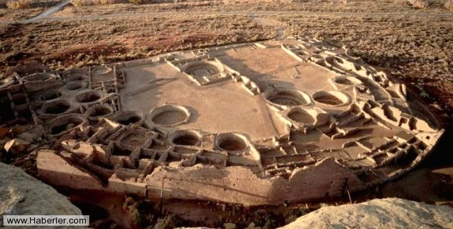 Pueblo - Bonito (New Mexico) / Eski uygarlklara ve insan yaamna k tutan bir dier kompleks ve etkileyici blge. 350 odas ve seromoni odas gibi blgeleri bulunan kalntlar son derece gzel. Tarihin duvarlara ilediini hissedebilirsiniz.
