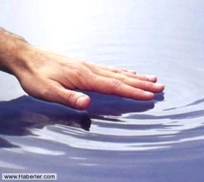 "Parmaklar suda kalnca neden buruuyor?"  /

Eer hcrelerinizin sahip olduundan daha az younlukta ya da az tuz zeltisinin olduu suya girerseniz, su osmos yntemiyle vcuda emilir. Bu da derideki hcrelerin imesine neden olur.
