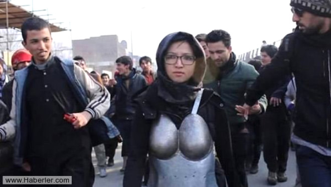 Oyuncu Afgan kadn sokaklarda tacize uramadan rahatca gezmek icin vcudunun belirli yerlerini kaplayan bir zrh giydi.

 

