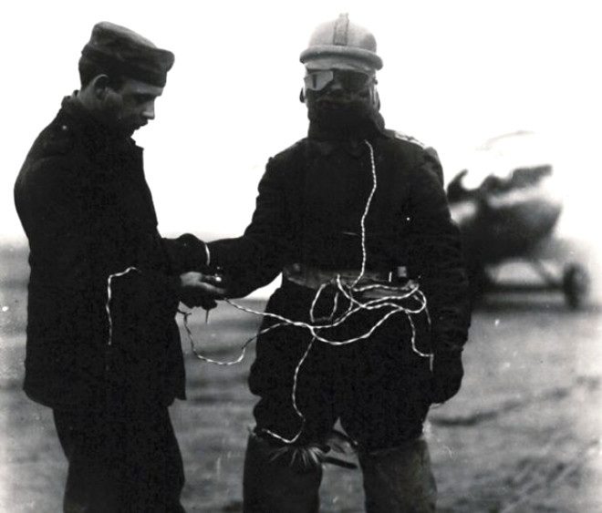 ELEKTRKL PLOT KIYAFET / Ak kabinli uaklarda pilotlar dondurucu soukla savamak zorundayd. Bu durumla baa kabilmek iin elektrikle stlan kyafetler gelitirildi.
