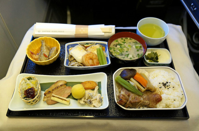 Uaa bindiimizde normal tat alma duyumuzu bini kapsnda brakrz. Verilen yemeklerin tatsz tuzsuz gelmesi bundandr. On bin metre ykseklikte tat ve koku alma duyumuz deiir. Yemeklerin lezzetini hissetmek iinse bu iki duyunun doru iliyor olmas gerekir. Japan Airlines<br><br>Kaynak :