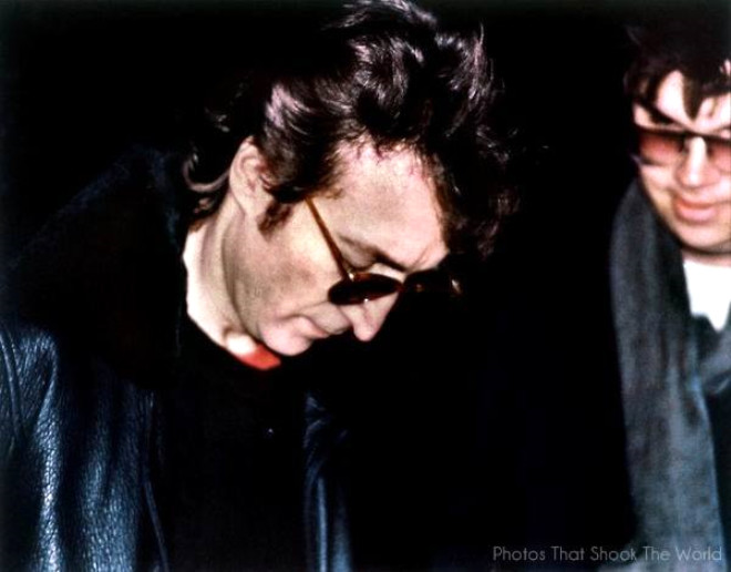 John Lennon bir iki saat iinde kendini ldrecei hayranna imza verirken.
