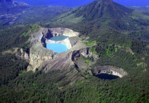 02. Kelimutu � Indonesia 
