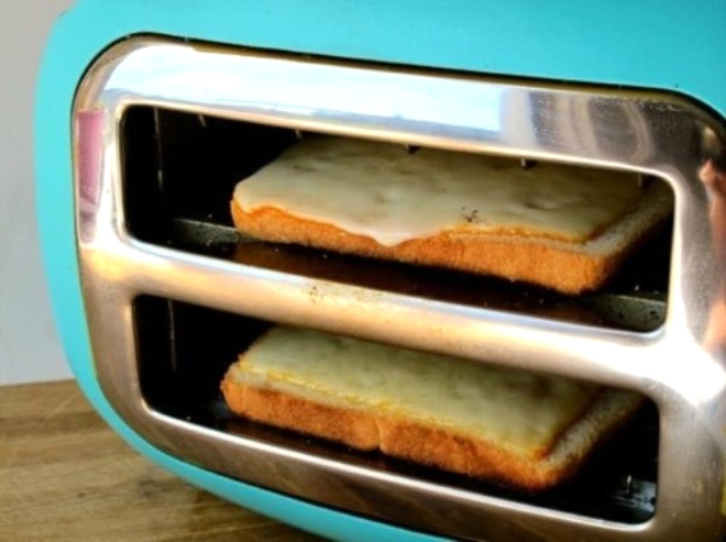 Ekmek kzartma makinenizi yan evirip iinde ekmek ve peynir kzartacak kk bir frn yapabilirsiniz.

