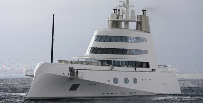 4) Superyacht A 

Fiyat�: 323 Million  

Sahibi Rus milyarder Andrei Melchenko...Fiyat�na g�re biraz ufak bir yat. 42 ki�ilik m�rettabat� ile 18 konu�u a��rlayabiliyor. D�� g�r�n���ne ve boyutuna aldanmay�n. �� tasar�m�nda her t�rl� konfor ve l�ks d���n�lm��. 6 konukluk master suite �ok etkileyici.  
