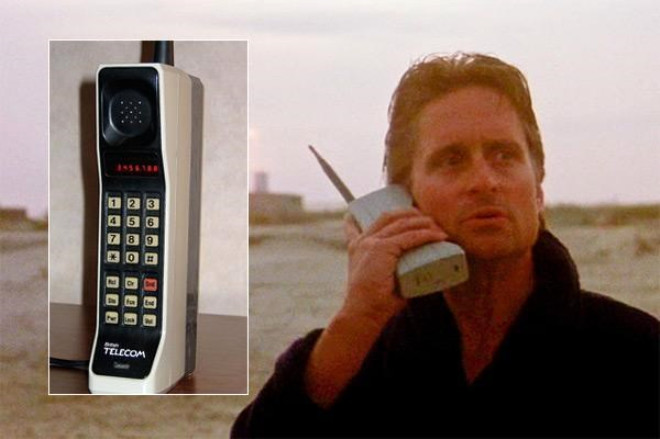 Motorola DynaTAC 8000x (1984) /

Model, 1984 ylnda ticari olarak satn alnabilecek tek cep telefonu modeliydi. Olduka ar olan telefonun fiyat da u anda hibir akll telefonla yaramayacak kadar yksekti. O yl cep telefonu almak isteyenler bu telefona 3 bin 995 dolar demek zorunda kald.

