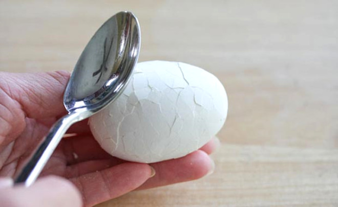 Yumurta Soyma Sorunsal..Halanm yumurtalar daha rahat soymak iin kaynayan suya bir kak kabartma tozu ekleyin. Yumurta KabuklarYumurtalar krdnz kaseye yumurta kabuu drmseniz kartmak iin parmaklarnz slatmanz yeterli.
