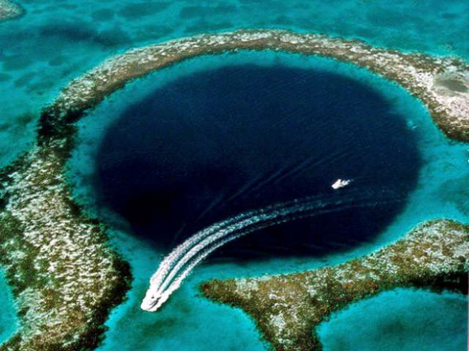 Orta Amerika lkelerinden Belize aklarnda bulunan "Byk Mavi ukur" gezegenin en iyi dal noktas saylyor.

