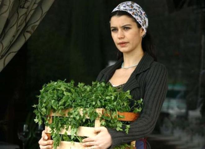 Baz nller ka yana gelirlerse gelsinler hep olduklarndan daha gen grnmeyi baaryorlar. stelik bir ou bunun iin zel bir aba bile harcamyor. te ounluu "iyi genleri" bazlar da bakmla olduklarndan ok daha gen grnp hayranlarn artan nller.
