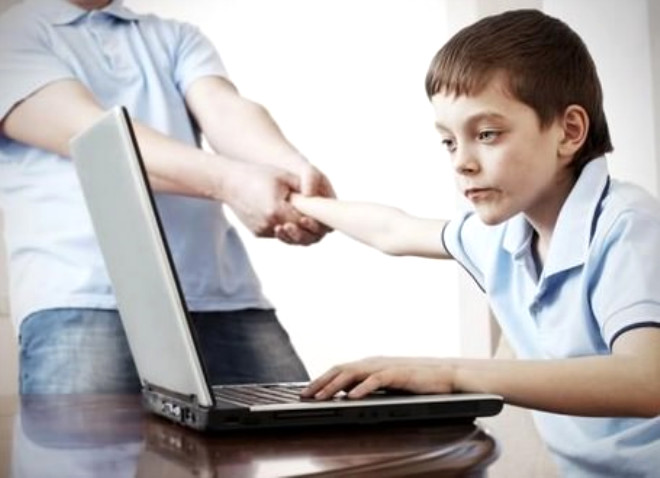 2- Ebeveynler (anne-babalar); ocuklarn teknoloji dnyasnda salkl sekilde ynlendirmek ve onlar denetleyebilmek iin bilgisayar ile internet hakknda bilgi edinmelidir ve kullanmaktan ekinmemelidir.
