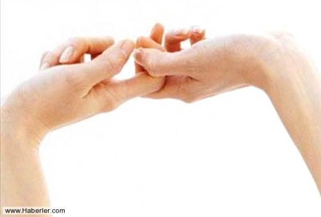 Baz insanlar her iki elinin parmaklarn birbirine geirerek ve onlar gererek ses karrlar.
