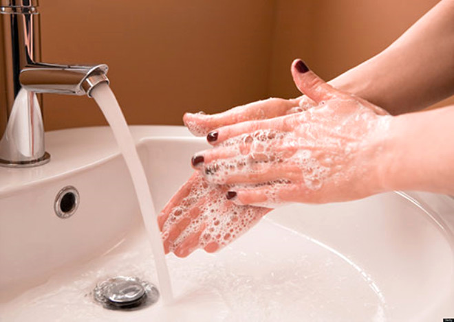 Temizlik malzemelerine dikkat: Ellerinizi srekli ykamak ve temizlik malzemeleri iinde kullanlan kimyasallar ellerin kurumasna ve cildin hasarlanmasna yol aar. Bunu nlemek iin koruyucu eldiven kullanmaya zen gsterin.
