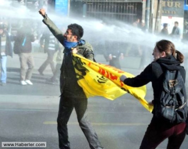 Olaylar srasnda biber gaz, gaz bombas, tazyikli ve boyal su kullanld. DSK binas nndeki olaylarda CHP milletvekili Mehmet Ali zpolat, sklan biber gaz nedeniyle kalp spazm geirdi. Okmeydan
