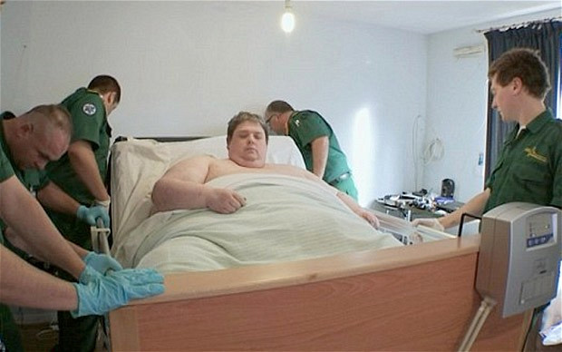Normal kilodaki bir insan�n rahatl�kla yapabildi�i bu �eyleri onun yapamamas�n�n tek nedeni 445 kilo a��rl���nda olmas�.
