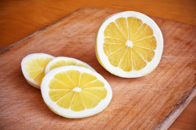 3. Limon

Limon, cilt kararmalarnda akla ilk gelen zmlerden biridir. Cildinizi temizler ve aydnlatr. Kaln bir dilim limonu koltukaltnza srp durulayn. Limon cildi kurutacandan bu ilemden sonra mutlaka nemlendirici kullann.
