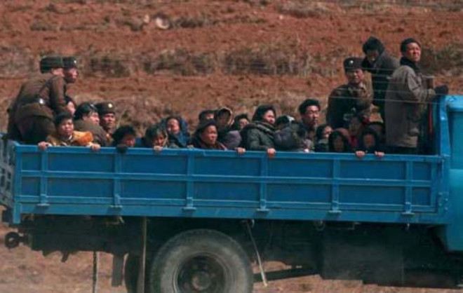 Bakent Pyongyang dndaysa sadece askeri aralar ve ii ya da yk tayan kamyonlar var.
