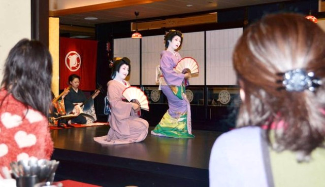 Yze yaplan beyaz makyaj geleneksel Japon tiyatrosu Nohdan ileri gelmektedir.Makyaj uygulanmadan nce tm yze balmumu srlr.
