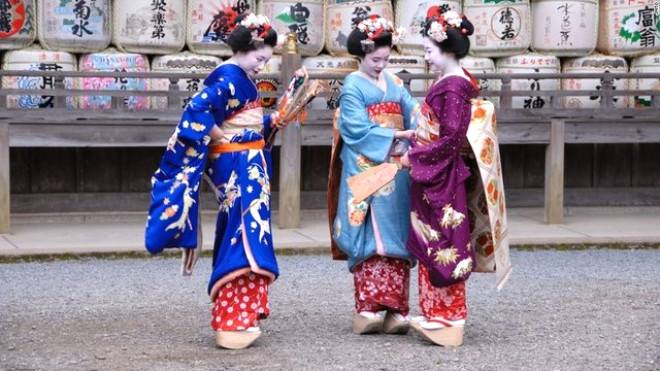 Ayrca kimonolar desenlerine ve dokumalarna gre mevsimlere uygun olarak seilirler.rnein sakura deseni tayan bir kimonoyu kn giyen bir geya etrafta ho karlanmaz.
