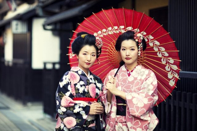 Gzler ve kalar boyandktan sonra kan krmz ruj ile dudaklar boyanr. Japonyada kimonolar zel gnler iin giyilir.Fakat Geyalar 7/24 kimono ile dolatklarndan giyme usulleri sradan bir ev kadnnkinden farkldr.
