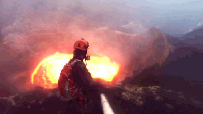 Grntlerde, ekibin volkann yaknna helikopterle yaklat, kraterin iine riskli bir ini yaptklar ve yzlerce derece scaklktaki lavlara yaklatklar grlyor.

