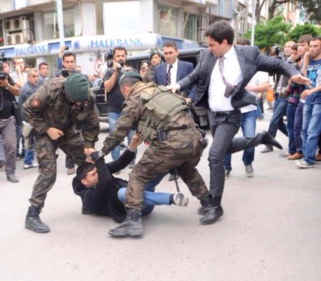 
14 Mays 2014 / 12.00 /


Protestolarn ardndan konvoy hareket ederken Babakanlk Maviri Yusuf Yerkel