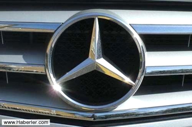 Mercedes/ Daimler Chrysler ile ortak alp bir araba yapan CARL BENZ isim bulamaynca bir tek kz olan MERCEDES-BENZin ismini bu arabaya verir. Mercedes amblemindeki  ayakl yldz mercedes