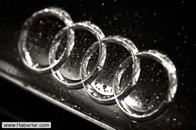 Audi/ Amblemdeki drt yzk araba birlii iin bir araya gelip ittifak kuran drt firmay simgeliyor. Audi ismi, firmann eski yneticilerinden olan mhendis August Horch tarafndan verildi.
