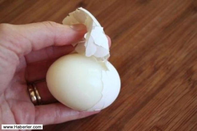 Yumurtann kabuunu kolayca soymak iin kaynattnz suya bir miktar sirke veya karbonat ekleyin.
