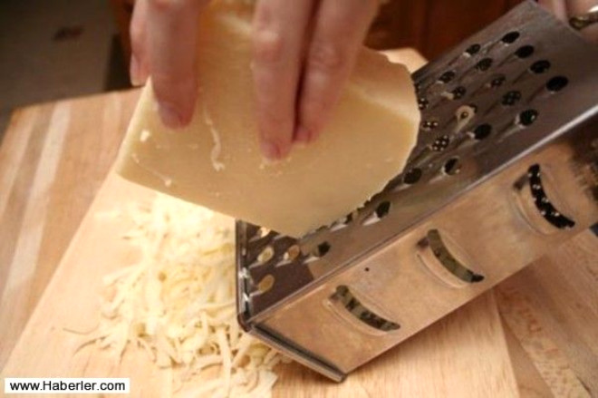 Yar yumuak peynirleri ortal kirletmeden rendelemek iin 30 dakika nceden buzlua koymanz yeter.
