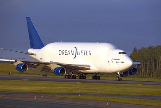 8. Boeing 747 "Dreamlifter"<br /><br />

lk uuu: 9 Eyll 2006<br /><br />

Boeing 747-400nin modifiye edilmi hali olan Boeing 747 "Dreamlifter", dnyann deiik blgelerinde retilen Boeing 787 paralarn Boeing tesislerine gtrmek iin kullanlmaktadr.