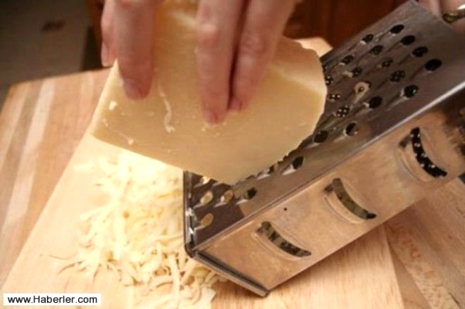Yar yumuak peynirleri ortal kirletmeden rendelemek iin 30 dakika nceden buzlua koymanz yeter.
