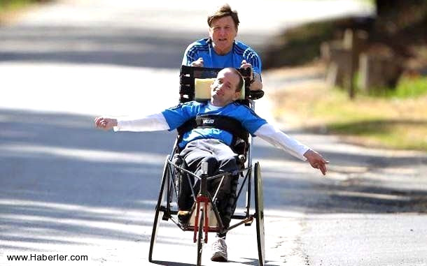 Foto�raftaki baba ve o�lu �e�itli atletik etkinliklerde, maratonlarda beraber yar���yorlar.
