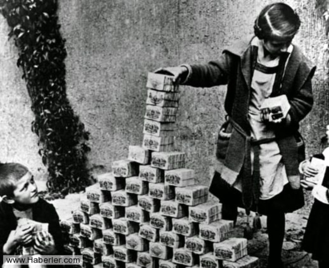 Almanya- ocuklar parayla oynarken... (1920)
