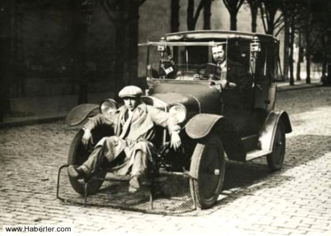 Trafikte nne kan yayalar ezmemek iin araban nne sprge yerletirmiler. (1920)
