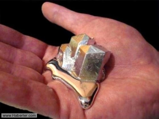 Gallium adl bu metalin erime noktas bir insann elindeki scaklktan dk olduundan elinizle tuttuunuzda svlar.
