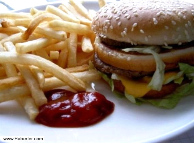 Raporda, dengesiz Fast-food rnlerinin ok sk tketilmesinin sal olumsuz etkiledii belirtilerek, hazr yiyeceklerin 