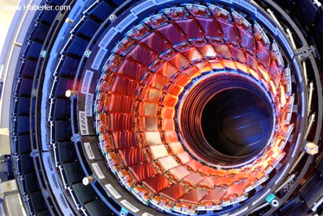 Byk Hadron arptrcs (LHC) (FRANSA - SVRE)<br /><br />

Uzunluk: 27 km<br /><br />

Yerin 100 metre altnda ina edilen yap Byk Patlama koullarn salayarak nemli deneylere ev sahiplii yapmaktadr. arptrc 38,000 ton arlndadr. Mikro karadelikler retmek amacyla yerin 100 metre altnda 27 km