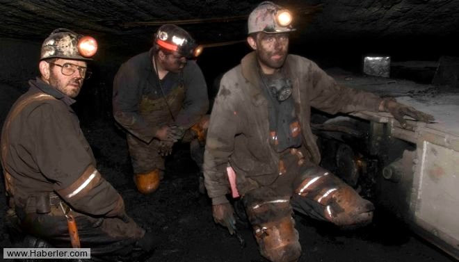 Kmr Madeni ilii / Bu listede en tehlikeli ilerden ve kirli ilerden biri kmr madeninde iiliktir. Onlar korkun koullarda almaktadr. Ayrca kmr tozu akcier hasarna neden olabilir ve onlar gn boyunca srekli siyaha brnr.
Teknoloji ile beraber son yllarda daha gvenli alma koullar olmasna ramen; igc istatistikleri brosuna gre kmr madencilii hala 2. en tehlikeli meslektir. Madencilik zellikle in