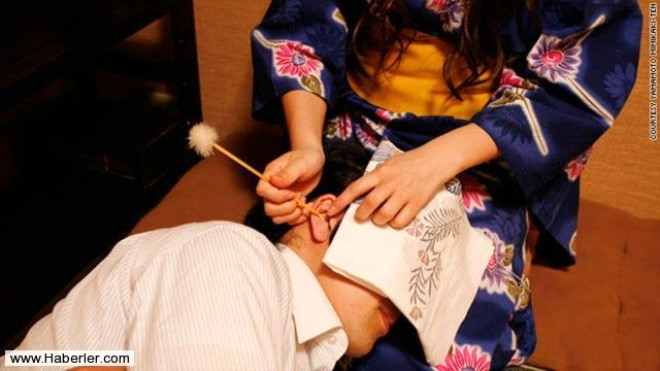 Japon Kulak Kiri Temizleme Salonlar: Evet byle bir feti var!
