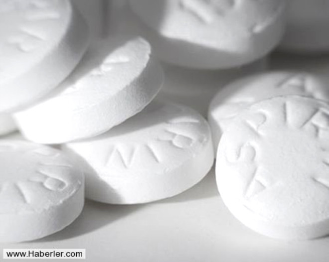Aspirin: 2 aspirini bir kak lk suda zdrn. Macun kvamna gelince 1 ay ka bal iine ekleyin. Sorunlu blgeye srp 10 dakika bekletin. Ilk suyla ykayn. Haftada 2 kez tekrarlayn.
