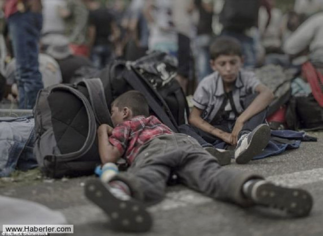 Ahmad (7) / Macaristan ve Avusturya snrnda kaldrm zerinde uyuyor. Bir bomba ailesinin evini vurdu. Evde olup, kafasna ar yara almasna ramen hayatn kurtard. O imdi kamak zorunda, Ahmed ve ailesi Suriye
