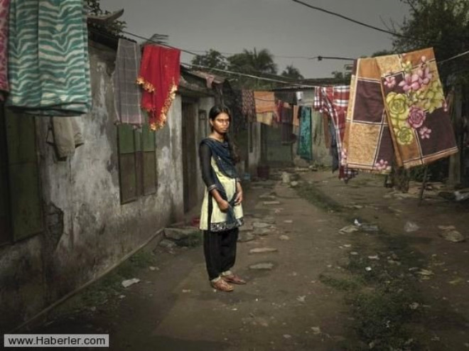 24 yandaki renci Monira Begum, babasnn bir alan ile nianls arasnda kan bir tartma sonras asit kurban oldu.
