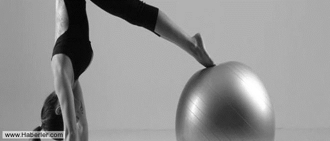Yogadaki nefes �al��malar� ve uygulamayla artan duygusal fark�ndal�k da ki�iyi duygusal a��dan dengelemeye ba�lar.
