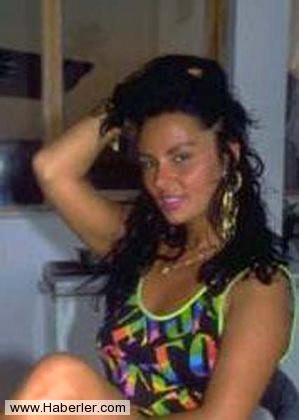 Ger�ek ad� �ener D�nmez olan �akmakl�, liseyi bitirdikten sonra bir d�nem mankenlik yapt�. "��imizden Birileri" adl� TV filminde ufak bir rol ald�. Sahnelerde solistlik de yapan �akmakl� 2000 y�l�nda kendi ad�n� ta��yan bir de alb�m ��kard�.
