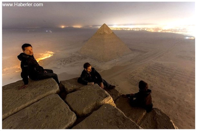 Her biri yaklak 3 ton arlndaki 2.3 milyon ta bloktan ina edilen piramidin toplam ktlesi 6.5 milyon ton.