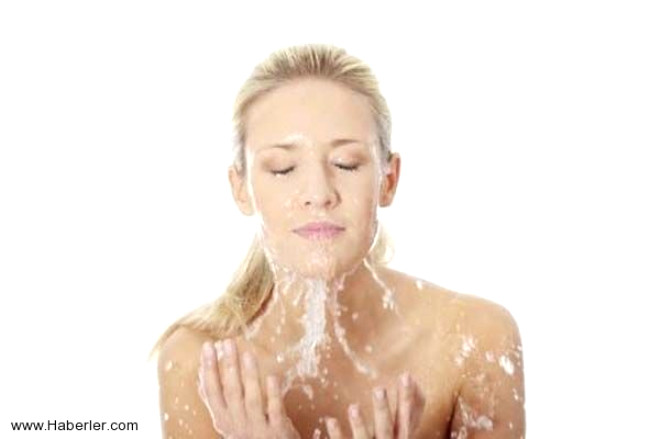 Bu nedenle lk su en doru seimdir. Yznz ykamadan nce ellerinizi cildinize uygun bir sabunla iyice ykamalsnz.

