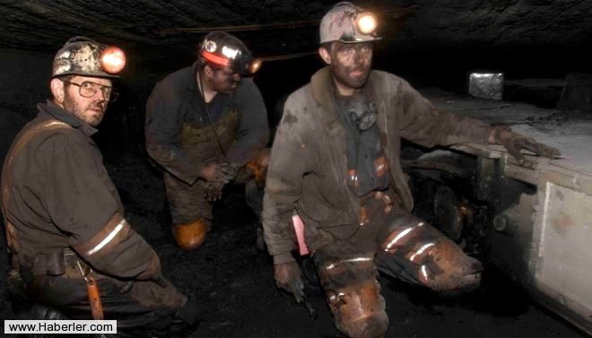 Kmr Madeni ilii/ Bu listede en tehlikeli ilerden ve kirli ilerden biri kmr madeninde iiliktir. Onlar korkun koullarda almaktadr. Ayrca kmr tozu akcier hasarna neden olabilir ve onlar gn boyunca srekli siyaha brnr. Teknoloji ile beraber son yllarda daha gvenli alma koullar olmasna ramen; igc istatistikleri brosuna gre kmr madencilii hala 2. en tehlikeli meslektir. Madencilik zellikle in