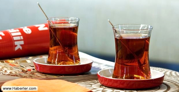Siyah �ay sofralar�m�z�n, muhabbet ortamlar�m�z�n vazge�ilmezi. Hatta T�rk k�lt�r�nde �ay ikram etmek �ok �nemli bir yer tutuyor. Hayat�m�z�n vazge�ilmezlerinden olan siyah �ay�n faydalar� da bir hayli fazla. Hatta bu faydalar�n aras�nda �ok ilgin� olanlar� da var. Yara temizlenmesi, ayak kokusu giderme gibi �zellikleri ilgin� faydalar� aras�nda bulunuyor.
