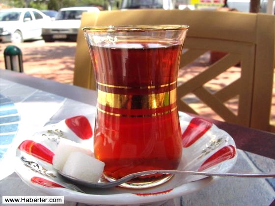 Siyah �ay� demledikten sonra biraz so�utup �l�k hale getirin. Bir le�ene koyup ayaklar�n�z� 10 dakika i�inde tutun. 10 g�n boyunca uygulad���n�zda ayak kokusundan eser kalmayacakt�r. Ayr�ca �ay ile gargara yapt���n�zda, bo�az a�r�s� �ikayetleriniz de son bulur. Di� ��r���ne, di� eti ve a��z hastal�klar�na yol a�an bakterilere de d��mand�r. Yine gargara �eklinde kullan�m� bu bakterilerin a��z ve di�te birikmesini �nler.
