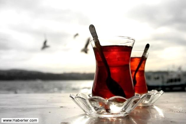 Bir di�er ilgin� faydas� balsam ( yumu�at�c� krem ) etkisi yaratmas�. Banyoda k�sa bir s�re teninize �l�k �ayla yapt���n�z masaj sayesinde bu etkiyi yarat�r. B�ylelikle de ciltte bulunan ya� oran�n�n d��mesini sa�lar.
